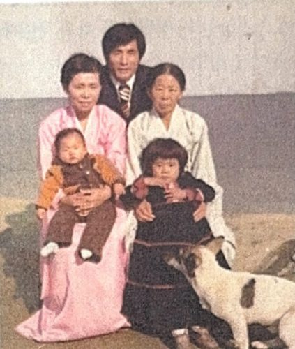 1-102 : 이상원 박사의 어머니, 동생 상률, 상률의 부인, 두 딸, 강아지