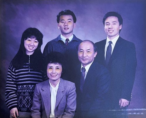 1-104 : 이상원 박사의 자녀들 동형, 건형, 진이, 그리고 부인 이춘자 약사