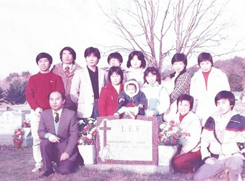1-105 : 이상원 박사의 아버지 어머니가 미국이 이민 오셔서 불과 삼년안에 돌아가셨다. 어머님 아버님 산소에 모인 식구들