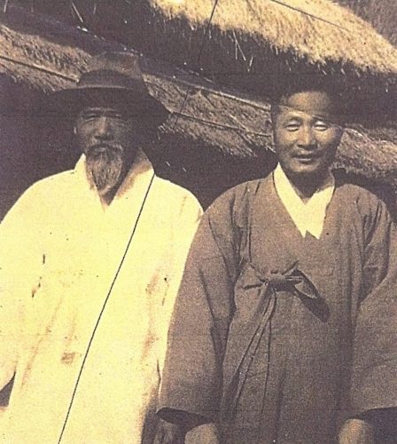 1-125 : 이상원 박사의 고모부, 아버지가 두루마기를 입고 초가집 앞에 서 있다