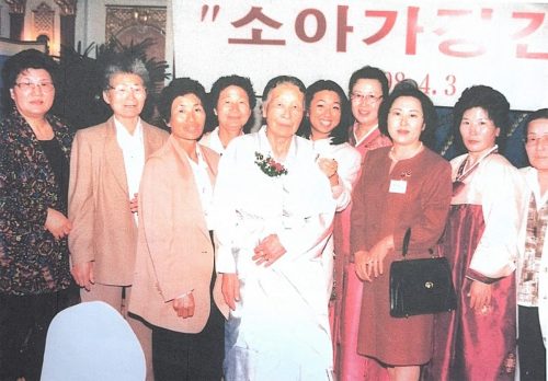 1-134 : 소아가정 간호백과 출판 기념회에서 오신 이상원 박사의 내종 사촌 여동생들과 고모님