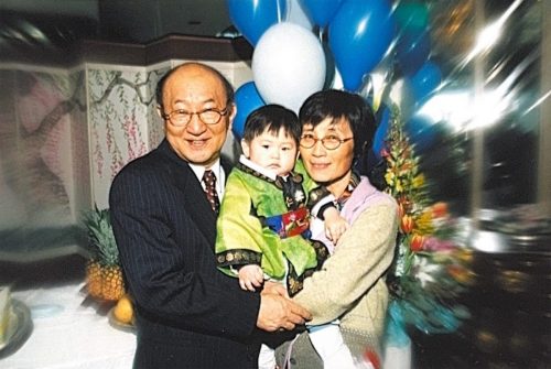 1-146 : 이상원 박사의 손자 Justin, 할아버지 이상원 박사와 할머니 이춘자 약사
