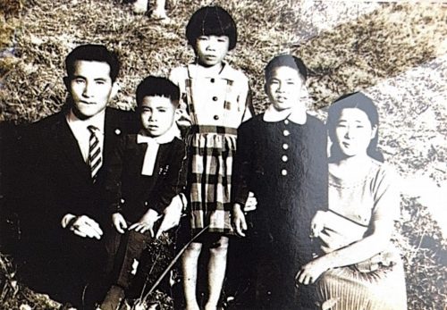 1-17 : (좌로부터) 이상원 박사, 남동생 이상룡, 여동생 이상숙, 남동생 이상천, 여동생 이상분. 이상원 박사가 연세의대 다닐때 동생들과 찍은 사진