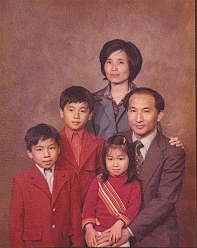 1-19-2 : (좌로부터) 건형, 동형,  엄마 이춘자 약사, 딸 진이, 아빠 이상원 박사