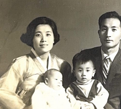 1-21-2 : 미국에 오기 전 엄마 이춘자 약사, 둘째 아들 건형, 첫째 아들 동형, 아빠 이상원 박사 (좌로부터, 부산 해운대에서 촬영)