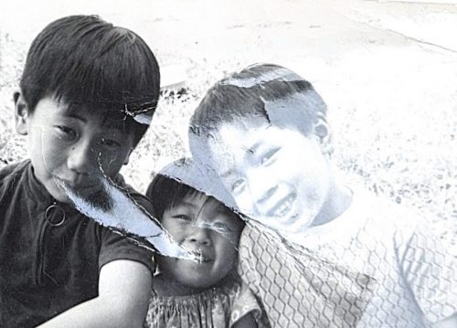 1-21-3 : 이상원 박사의 세 자녀들. 왼쪽부터 첫째 아들 동형, 딸 진이, 둘째 아들 건형. 이상원 박사가 부산 해운대에서 군의관 근무를 할때 임신한 부인이 분만끼가 있어 모 산부인과 의사의 도움을 처음으로 받았다. 그때 난산으로 태아를 칼로 잘라내자고 하는데 시아버지가 분만하는 자부를 부산 일산 산부인과 병원으로 데리고 가서 제왕 절개 분만을 했다. 바로 그 아이가 커서 의사가 된 둘째 아들 건형 박사이다