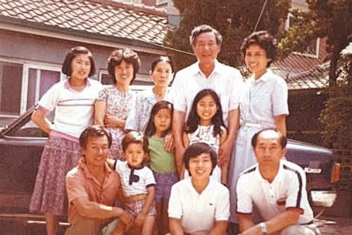 1-22 : 맨 윗줄, 좌로부터 세번째 이상원 박사의 당숙모, 네번째 당숙, 가운데 줄, 좌로부터 두번째 딸 진이, 맨 아래줄, 좌로부터 상규 육촌형, 건형, 이상원 박사