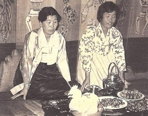1-26 : 소아과 전문의 이상원 박사의 두 이모님이 아버지 환갑날 홍성에서 안면도까지 오셔서  인사하신다