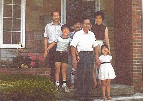 1-47 : 이상원 박사의 아버님은 한국에서 위암수술을 받고 미국에 오셔서 많이 회복 되셨다. 사진 좌로부터, 이상원 박사, 둘째 아들 건형. 첫째 아들 동형, 아버지, 자부, 딸 진이