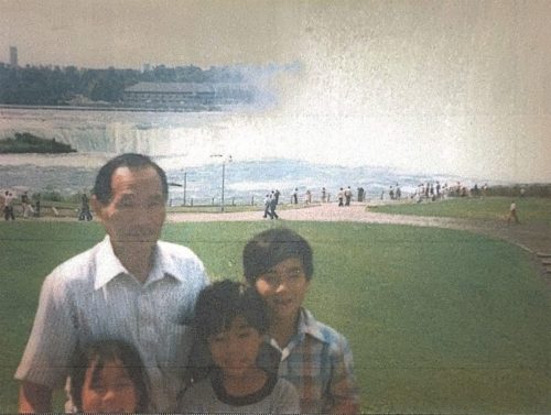 1-49 : 이상원 박사의 아버지, 딸 진이, 아들 건형, 동형 그리고 아버지는 나야가라 폭포를 구경하고 있다