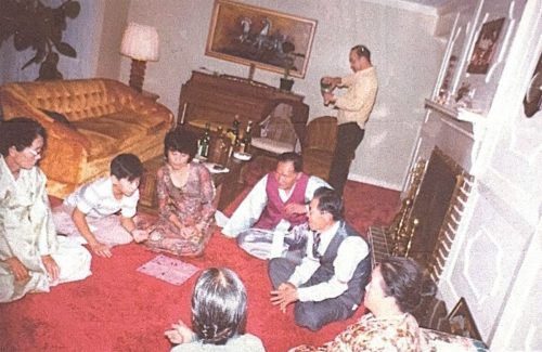 1-50 : 정월 초하루날 집에 모신 여러분들. 이상원 박사 가족이 윳놀이를 한다. 붉은 조끼를 입은 분이 이상원박사의 아버지, 왼쪽 자부, 왼쪽 손자 동형, 그리고 권사님, 장노님
