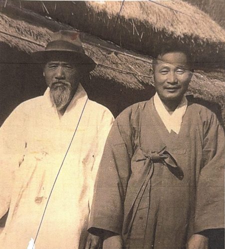 1-55 : 이상원 박사의 고모부와 아버지, 초가집 앞에서