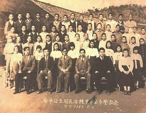 1-57 : 충남 서산군 안면면 안중공립 국민힉교 졸업반 55명 중에서 일등을 하고 삽하나와 국어사전 하나를 상으로 탔다. 졸업하고 홍성 중학교에 입학했다