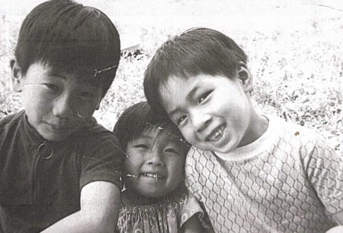 1-72 : 행복하게 자라는 세 자녀들. 첫째 아들 동형, 딸 진이, 둘째 아들 건형