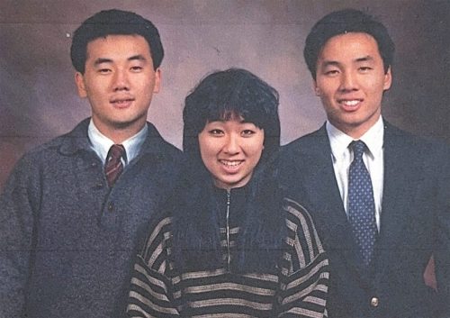 1-73 : 행복하게 자란 세 자녀들. 첫째 아들 동형은 전기공학 엔지니어, 딸 진이는 교육학 석사, 둘째 아들 건형 내과의사