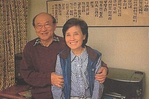 1-75 : 이상원 박사와 그의 부인 이춘자 약사의 그 어느날. 액자는 전세계적으로 인터넷으로  물어보세요로 무료 진료를 할때 받은 시 