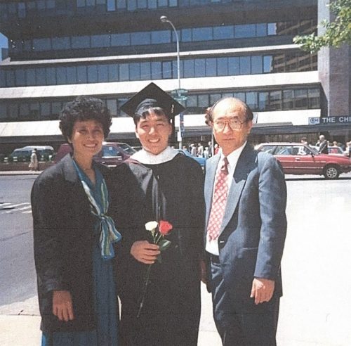 1-76 :  엄마 이춘자 약사, Northwetern University Medical School을 졸업하던 날 둘째 아들 이건형 박사와 소아과 전문의 아빠 이상원 박사