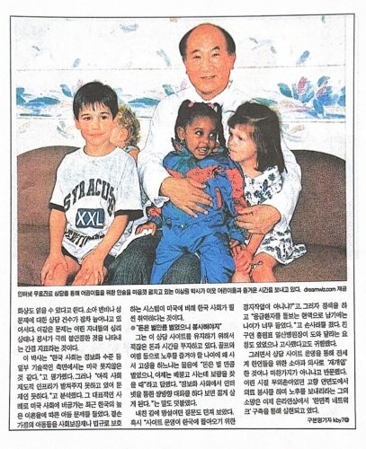 1-85 : 소아과 전문의 이상원 박사를 단골 소아과 전문의로 정해 놓고 이렇게 소아들이 진료를 받으러 진료실로 와서 이상원 박사에 안긴다. 이렇게 인기가 많았던 소아과 의사