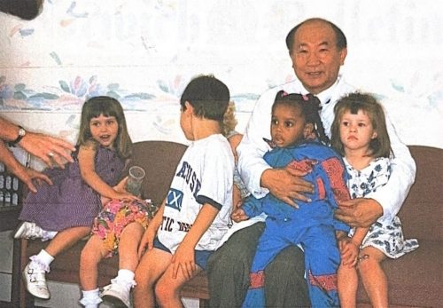 1-86 : 소아과 전문의 이상원 박사를 단골 소아과 전문의로 정해 놓고 이렇게 소아들이 진료를 받으러 진료실로 와서 이상원 박사에 안긴다. 주사를 맞을 두려워도 하지 않고