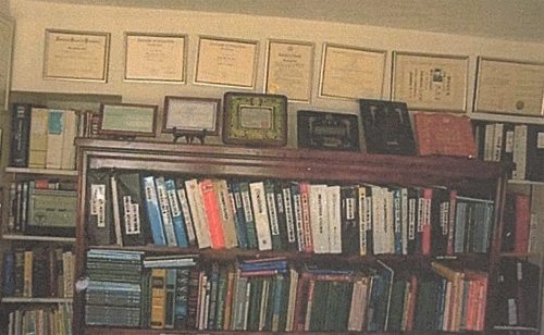 1-90 : 이상원 박사의 서재의 일부. 각종 책들과 성취 증명서