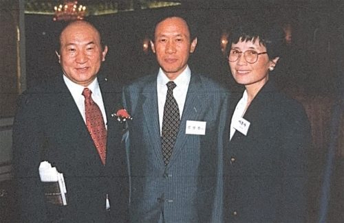 1-92 :이상원 박사, 김성진 해군 대령, 이상원 박사의 부인 이춘자 약사. 소아가정 간호 백과 - 부모도 반의사가 되어야 한다 출판 기념회에서