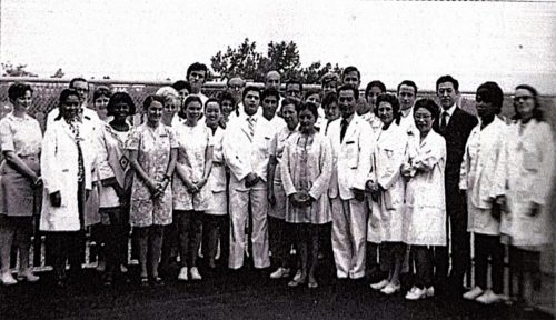 2-29 : University of Connecticut 의과 대학 소아과 레지던트를 마치던 해, 인턴, 소아과 레지던트, 교수, 간호사들이 모여 찍은 사진