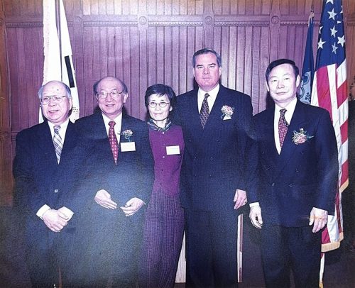 3-4 : 이상원 박사가 커네티컷 주지사 Governor John G Roland로부터 상장을 받던 날 오신 한인들. 좌로 부터 곽건용  기자, 이상원 박사, 그의 부인 이춘자 약사,  Governor John G Roland, 전 커내티컷 한인회 회장 이무용. 