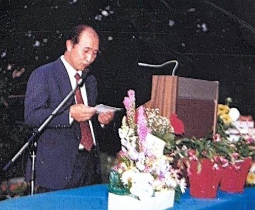 4-18-4 : 소아가정 의학백과 출판 기념회에 오신 손님들께 인사하는 이상원 박사