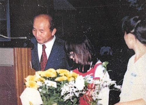 4-20-1 : 소아가정 의학백과 출판 기념회에 오신 손님들께 인사하는 이상원 박사