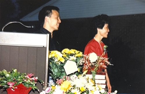 4-21-1 : 기념식에서 인사하는 이상원 박사의 둘째 아들 Joseph G Lee와 부인 이춘자 약사