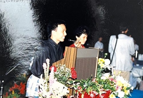 4-21-2 : 기념식에서 인사하는 이상원 박사의 둘째 아들 Joseph G Lee와 부인 이춘자 약사