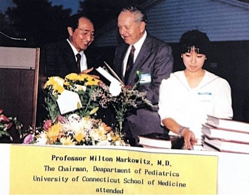 4-22-3 : UCONN 의과대학 소아과 과장 Milton Markowitz 교수께서 소아가정 의학백과를 들여다 보고 있다