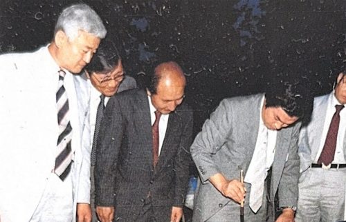 4-23-1 : 김태수 박사가 쓰고 있는 인술 보시를 보고 있는 소아과 전문의 문원걸 박사