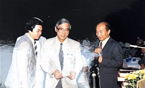 4-23-3 : 이상원 박사와 출판 기념회를 축하하고 있는 내과 전문의 이웅범 박사 