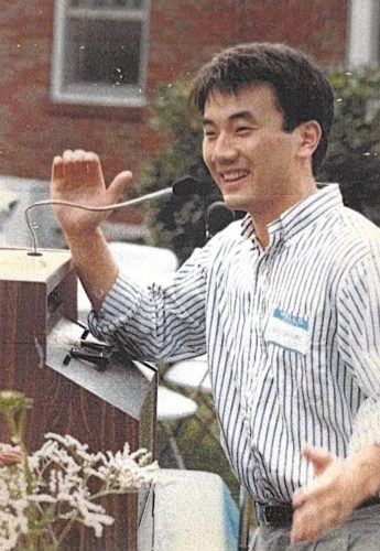 4-24-1 : 출판 기념회에 오신 손님들에게 인사하는 이상원 박사의 첫 아들  William Lee