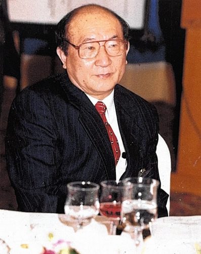 4-94 : 소아 가정간호 백과 출판 기념식에 있는 저자 이상원 박사